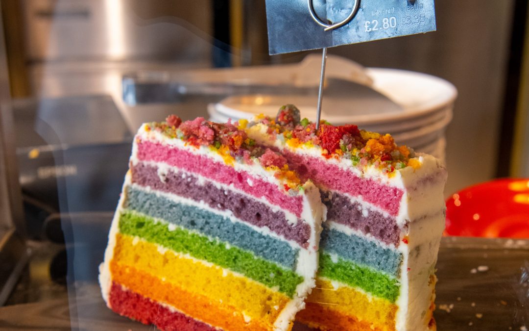 Regnbågstårta i café