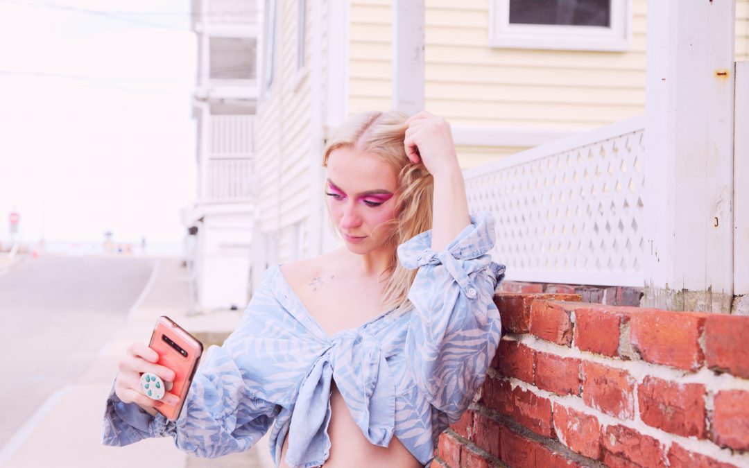 Tjej tar selfie för sociala medier