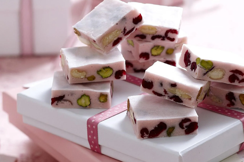 Vegansk tranbär och pistage nougat