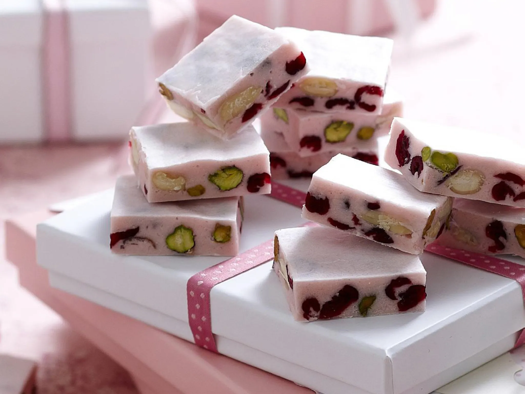 Vegansk tranbär och pistage nougat