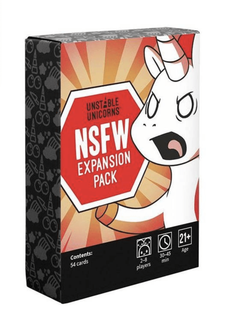 Bild på Unstable Unicorns: NSFW Expansion Pack, ett spel med en arg enhörning och en röd hexagon där det står NSFW Expansion Pack. Förpackningen visar också att spelet innehåller 54 kort och är för 2-8 spelare, med en speltid på 30-45 minuter, och rekommenderas för personer över 21 år.