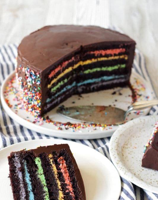 chokladtårta med regnbågsfrosting