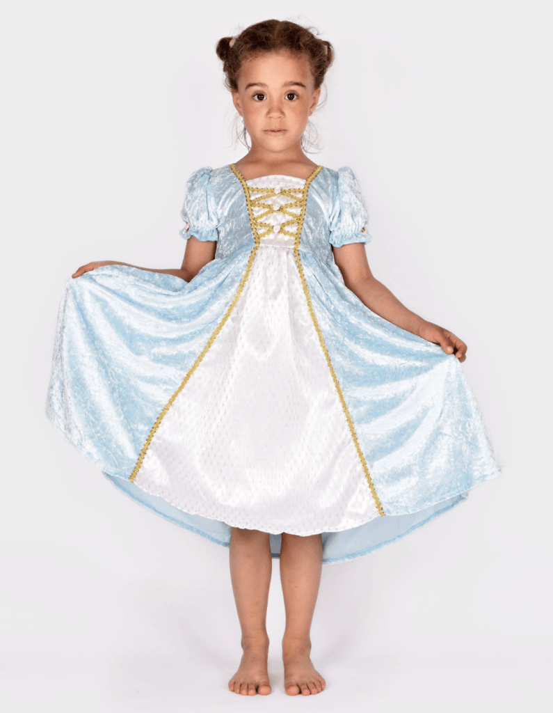Flicka i ljusblå prinsessklänning med gulddetaljer.